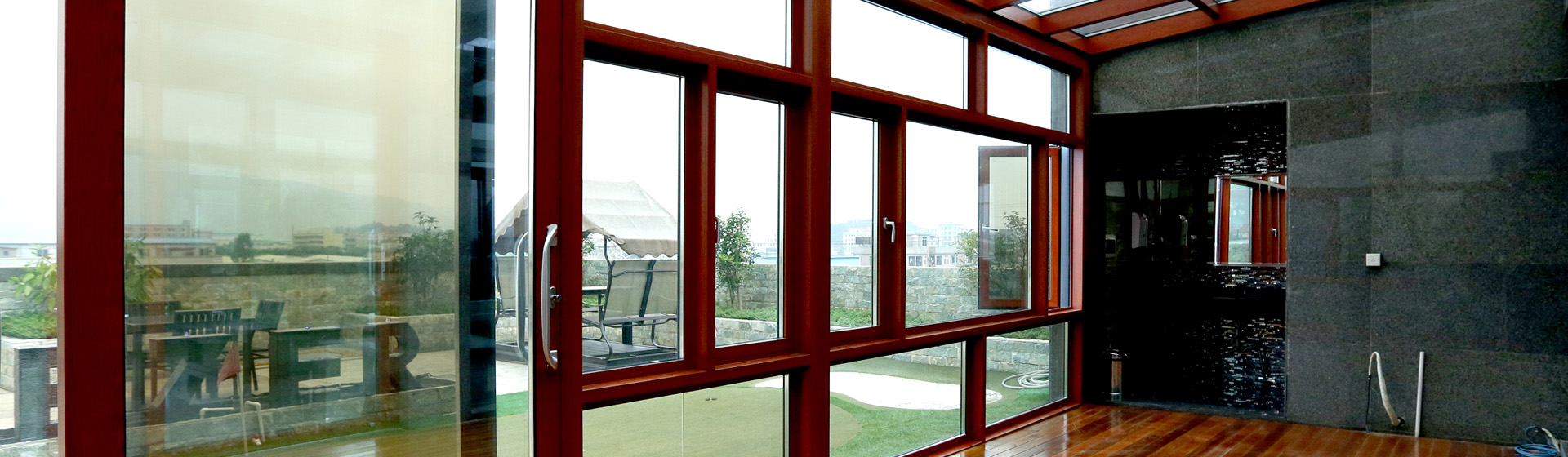 大自然隐形纱窗有限公司创建于1996年10月，是一家专业从事隐藏型纱门窗、隐形防护网、阳台窗等产品研发、制作、批发销售的企业。  - 阳光房系列